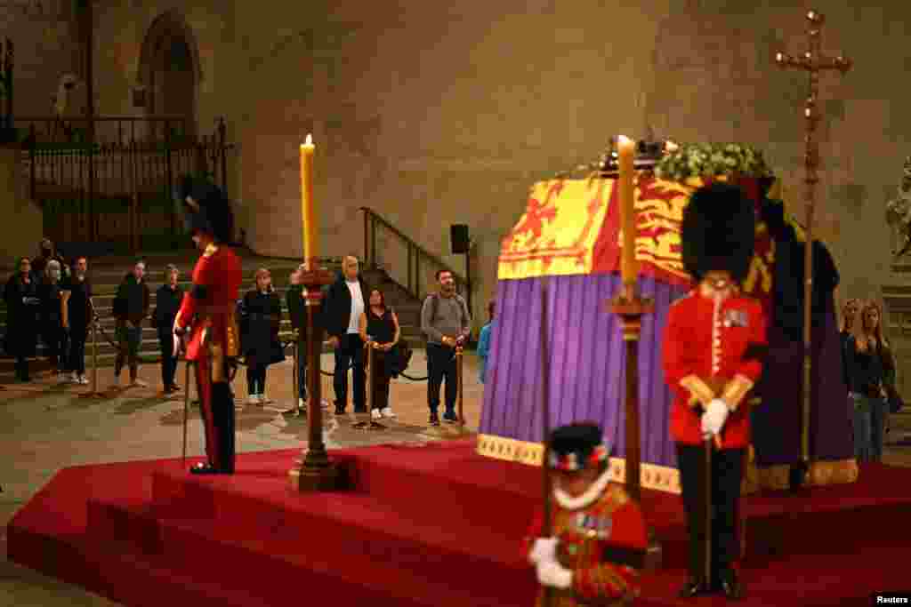 La gente hace cola para pasar frente al féretro&nbsp;de la reina Isabel II en Westminster Hall durante el funeral, en Londres, el miércoles 14 de septiembre de 2022.