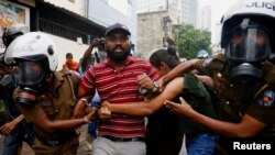 2022年8月30日斯里兰卡警察拘留一名示威者