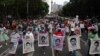 ARCHIVO - Familiares y amigos marchan en busca de justicia para los 43 estudiantes desaparecidos de Ayotzinapa en la Ciudad de México, en de agosto de 2022.