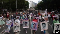 ARCHIVO - Familiares y amigos marchan en busca de justicia para los 43 estudiantes desaparecidos de Ayotzinapa en la Ciudad de México, en de agosto de 2022.