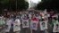 ARCHIVO - Familiares y amigos marchan en busca de justicia para los 43 estudiantes desaparecidos de Ayotzinapa en la Ciudad de México, en de agosto de 2022.