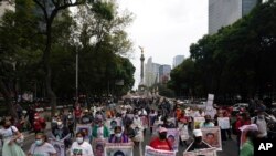 Familiares y amigos marchan en busca de justicia para los 43 estudiantes desaparecidos de Ayotzinapa en la Ciudad de México, el 26 de agosto de 2022. 