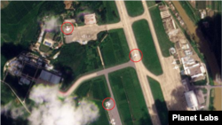 지난달 16일 북한 평양 순안 공항에 고려항공 일류신(Il)-76 수송기로 추정되는 3대의 기체(원 안)가 보인다. 1대는 활주로에서 포착됐다. 자료=Planet Labs