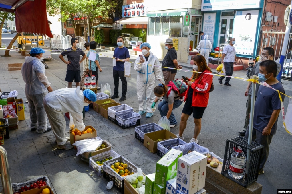 2022年9月5日，中国新疆维吾尔自治区乌鲁木齐市天山区的居民在水果摊位前排队购物(photo:VOA)