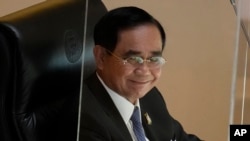 Reaksi Perdana Menteri Thailand Prayuth Chan-ocha setelah mosi tidak percaya terhadapnya dikalahkan di Parlemen di Bangkok, 23 Juli 2022. (Foto: AP)