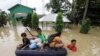 Sejumlah warga menggunakan kasur untuk mengevakuasi kerabat mereka menyusuk banjir yang melanda wilayah Lhoksukon, Aceh Utara, pada 3 Januari 2022. (Foto: Antara via Reuters/Rahmad)