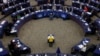 Vestida con los colores de Ucrania, la jefa de la Comisión de la Unión Europea, Ursula von der Leyen, pronuncia su discurso sobre el estado de la Unión Europea el 14 de septiembre de 2022 en el Parlamento Europeo en Estrasburgo, este de Francia.