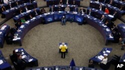 Vestida con los colores de Ucrania, la jefa de la Comisión de la Unión Europea, Ursula von der Leyen, pronuncia su discurso sobre el estado de la Unión Europea el 14 de septiembre de 2022 en el Parlamento Europeo en Estrasburgo, este de Francia.