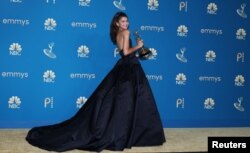 Zendaya berpose dengan penghargaannya sebagai Aktris Utama Terbaik dalam Serial Drama "Euphoria" di Primetime Emmy Awards ke-74 yang diadakan di Microsoft Theater di Los Angeles, AS, 12 September 2022. (REUTERS/Aude Guerrucci)