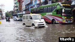 খুলনায় বৃষ্টিপাতে সড়ক প্লাবিত 