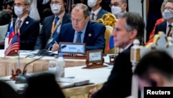 Menteri Luar Negeri AS Antony Blinken dan Menteri Luar Negeri Rusia Sergei Lavrov duduk berdekatan dalam pertemuan menteri-menteri Luar Negeri ASEAN di Phnom Penh, pada 5 Agustus 2022. (Foto: Pool via Reuters/Andrew Harnik)