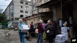 Фото: мешканці отримують гуманітарну допомогу, після звільнення Ізюма в Харківській області