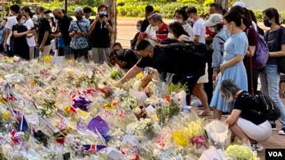 千计港人连日排长龙献花悼念英女皇驾崩市民缅怀昔日法治自由流金岁月