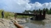 所罗门群岛金岭金矿公司连接到附近河流的排泄管道。生锈的管道已被弃用，公司又铺设了新的管道。（美国之音莉雅拍摄）