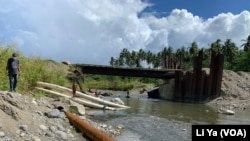 所罗门群岛金岭金矿公司连接到附近河流的排泄管道。生锈的管道已被弃用，公司又铺设了新的管道。（美国之音莉雅拍摄）