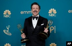 Akte Jason Sudeikis ki ranpote pri pou meye akte prensipal nan yon komedi pou pefomans li nan "Ted Lasso", nan seremoni remiz pri Emmy yo, 12 Sept. 2022.