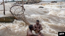 Des pêcheurs depuis 15 ans aux chutes de Wagenya à Kisangani, dans la province de la Tshopo.