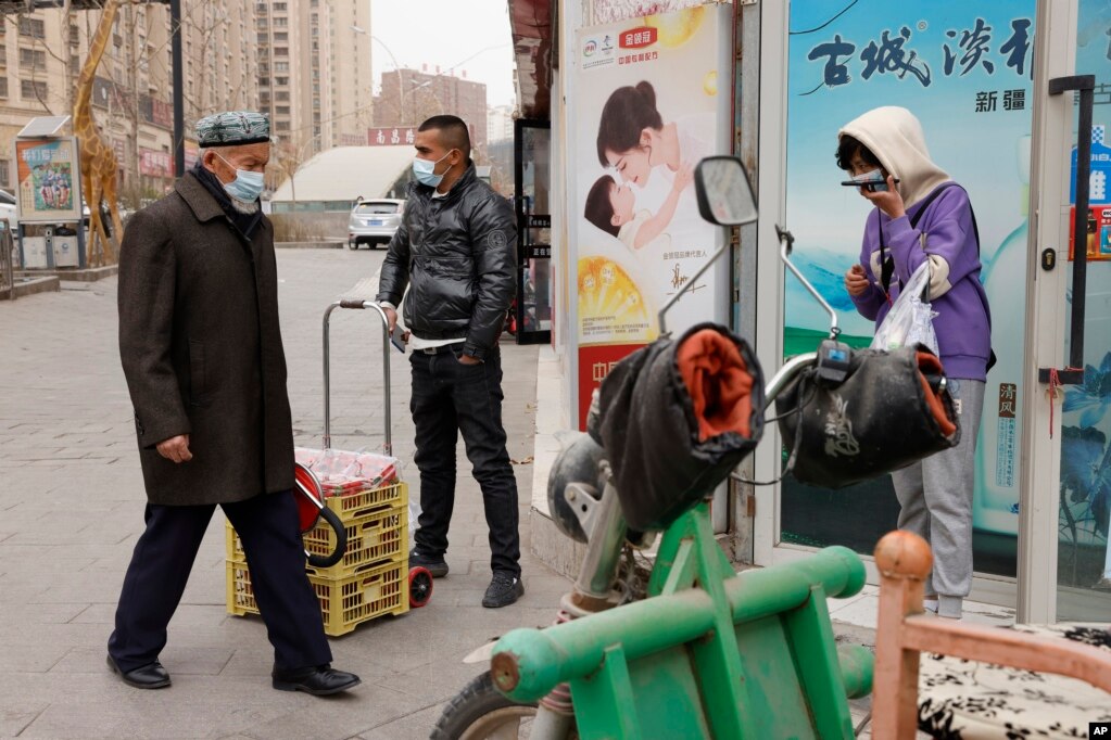 戴着口罩的民众在新疆街头。新疆伊犁自治州伊宁县的民众表示，在因为新冠病毒而封控40多天后，他们正在经历饥饿和强迫隔离(资料图片)(photo:VOA)