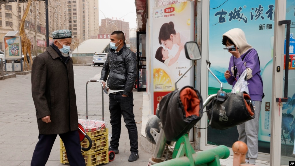 戴着口罩的民众在新疆街头。新疆伊犁自治州伊宁县的民众表示，在因为新冠病毒而封控40多天后，他们正在经历饥饿和强迫隔离(资料图片)(photo:VOA)