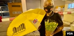 社运人士王婆婆手持鲜花及黄色雨伞悼念英女皇 (美国之音/汤慧云)