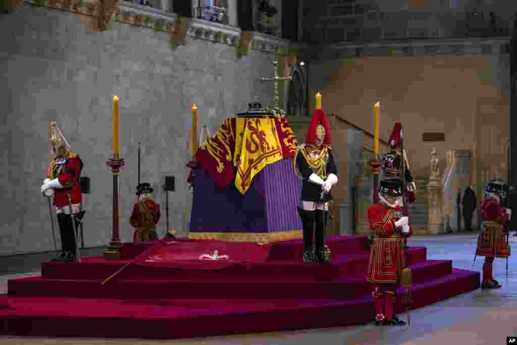 El ataúd que lleva a la reina Isabel II descansa en el salón Westminster durante el funeral, en Londres, el 14 de septiembre de 2022.