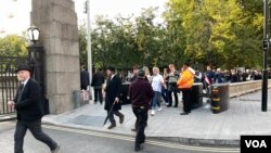 等候进入英国国会大厦瞻仰英女王灵柩的人龙（摄影：美国之音郑乐捷2022年9月14日）