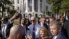 El presidente Joe Biden posa para una foto después de hablar en el jardín sur de la Casa Blanca en Washington, el martes 13 de septiembre de 2022