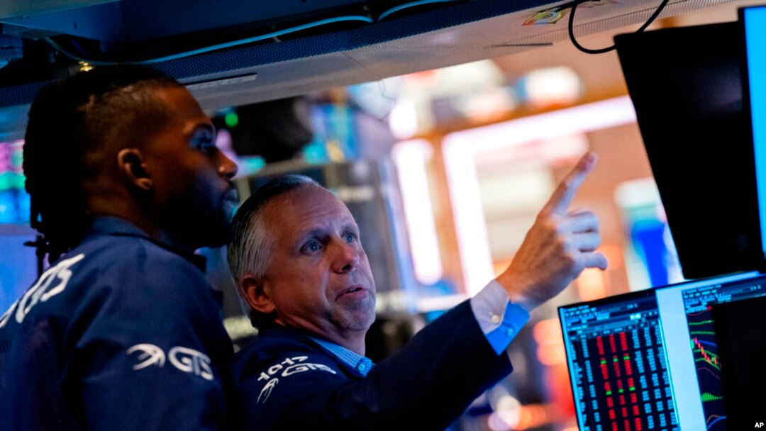 Pialang saham di New York Stock Exchange (foto: dok). Saham-saham di seluruh dunia anjlok drastis pada hari Jumat (23/9). 