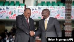 Aliyekuwa Rais  wa zamani na wa sasa Uhuru Kenyatta (kushoto) na William Ruto mtawalia.