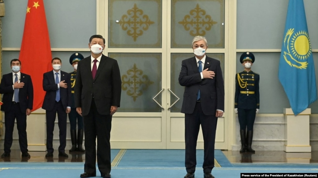 中国国家主席习近平和哈萨克斯坦总统托卡耶夫在哈萨克斯坦首都努尔苏丹会晤时合影。（2022年9月14日）(photo:VOA)