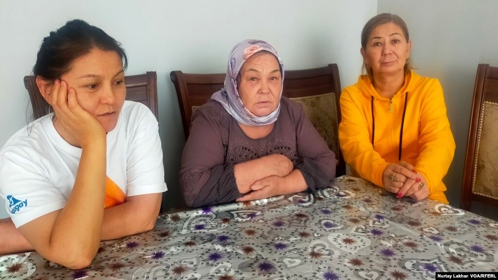 9月12日，三名要求哈萨克斯坦政府协助释放亲人的妇女，被从一辆从阿拉木图出发，前往南部城市奇姆肯特的公共汽车上赶下车。(photo:VOA)