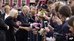 El rey Carlos III de Inglaterra y la reina consorte se reúnen con los simpatizantes fuera del castillo de Hillsborough, Belfast, el martes 13 de septiembre de 2022.