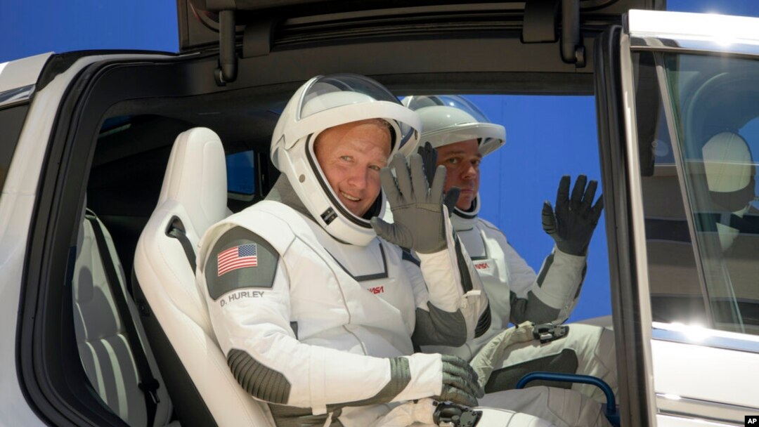 Astronaut NASA Douglas Hurley (kiri) dan Robert Behnken dalam gladi resik sebelum menjalankan misi mereka di Canaveral, Florida, pada 23 Mei 2020. (Foto: NASA via AP/Bill Ingalls)