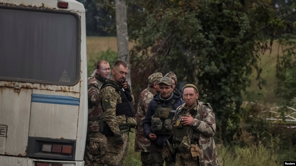乌克兰军人在奔赴哈尔科夫地区前线途中休息。(2022年9月13日)(photo:VOA)