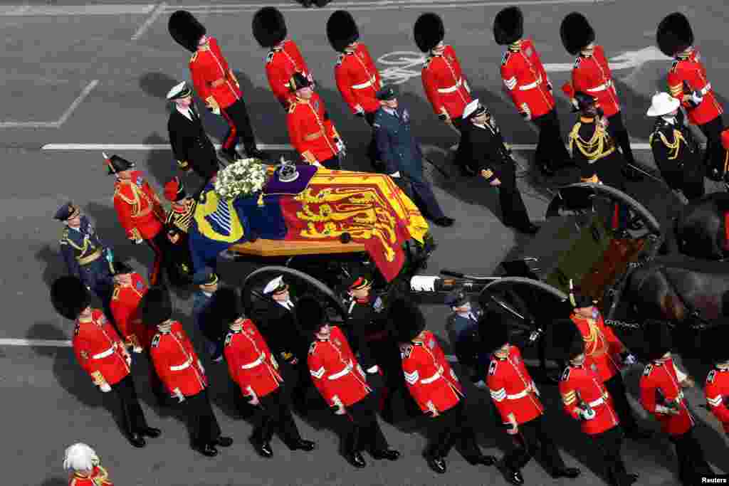 The procession of the coffin of Britain&#39;s Queen Elizabeth moves from Buckingham Palace to Westminster Hall in London, Sept. 14, 2022.