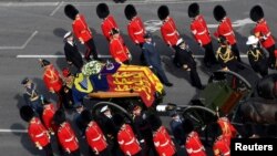In Photos: Solemn Procession of Queen Elizabeth's Coffin to Westminster Hall