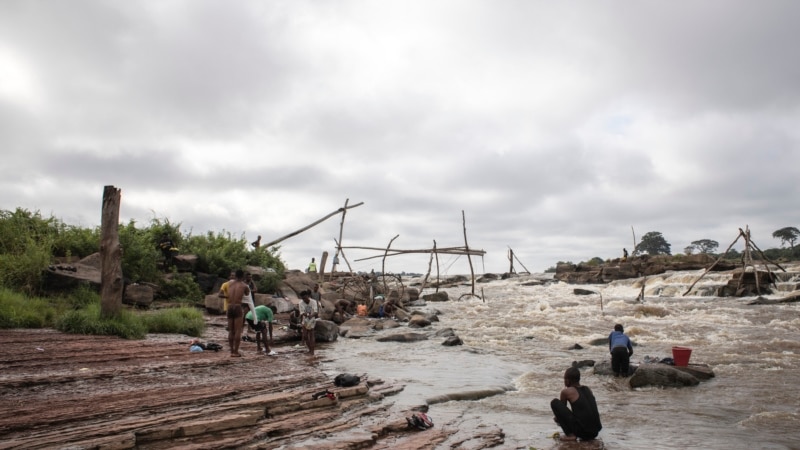 En plus des poissons, les pêcheurs acrobates du fleuve Congo veulent des touristes