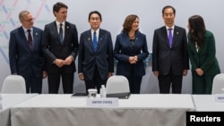 2022年11月18日美国副总统哈里斯(右三)在泰国曼谷举行的亚太经合组织峰会上