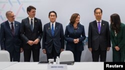 아시아태평양경제협력체(APEC) 정상회담에 참석한 6개국 지도자들이 18일, 북한의 대륙간탄도미사일(ICBM) 발사 관련 긴급회의를 진행했다. (왼쪽부터 앤서니 앨버니지 호주 총리, 쥐스탱 트뤼도 캐나다 총리, 기시다 후미오 일본 총리, 카멀라 해리스 미국 부통령, 한덕수 한국 총리, 저신다 아던 뉴질랜드 총리)