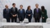 图为在泰国巴厘出席APEC峰会的美国盟国领导人在会议期间就朝鲜又一次试射洲际弹道导弹事件举行紧急磋商。从左至右：澳大利亚总理阿尔巴尼斯（Anthony Albanese）、加拿大总理特鲁多（Justin Trudeau）、日本首相岸田文雄（Fumio Kishida）、美国副总统哈里斯（Kamala Harris）、韩国总理韩德洙（Han Duck-soo）以及新西兰总理阿德恩（Jacinda Kate Laurell Ardern）。