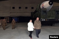 북한이 김정은 국무위원장 현지지도 아래 신형대륙간탄도미사일 화성-17형을 시험발사했다며, 19일 사진을 공개했다. 북한 관영매체들은 김 위원장이 '핵무력 강화의 중대한 이정표'가 되는 발사 현장에 딸과 동행했다며 사진을 실었다.