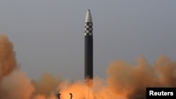 Quang cảnh chung của quá trình bắn thử tên lửa đạn đạo xuyên lục địa (ICBM) "loại mới" của Triều Tiên trong bức ảnh không ghi ngày tháng do Thông tấn xã Trung ương Triều Tiên (KCNA) công bố vào ngày 24 tháng 3 năm 2022.
