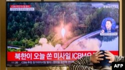 지난 18일 한국 서울역에 설치된 TV에서 북한 ICBM 발사 관련 뉴스가 나오고 있다.