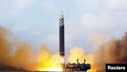 북한이 김정은 국무위원장 현지지도 아래 신형대륙간탄도미사일 화성-17형을 시험발사했다며, 19일 사진을 공개했다.