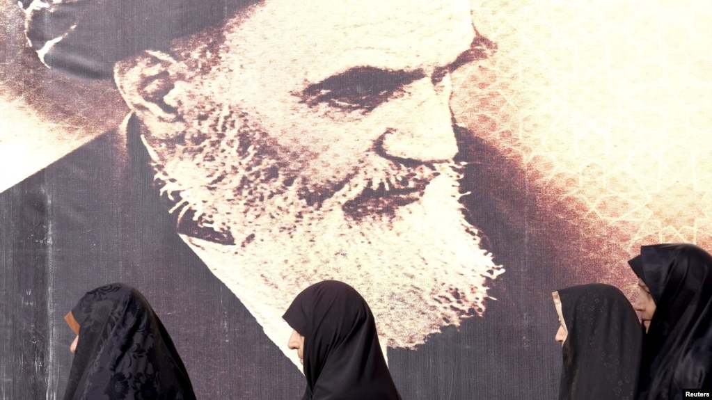 تصویری از خمینی بر روی یک دیوار
