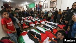 Warga Palestina menghadiri pemakaman 21 orang yang tewas dalam kebakaran gedung apartemen yang terjadi selama acara pesta di Jalur Gaza, menurut pejabat kesehatan dan darurat sipil di Jalur Gaza utara, Jumat (18/11). 