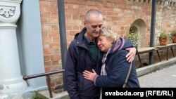 Novinar Radija Slobodna Evropa (RSE) Aleh Hruzdžilovič u sa suprugom u Litvaniji nakon puštanja iz bjeloruskog zatvora.
