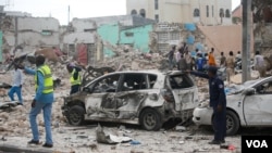 Tentara pemerintah Somalia mengamankan tempat kejadian ledakan di depan hotel Dayah di ibukota Somalia Mogadishu, 25 Januari 2017. (REUTERS / Feisal Omar).