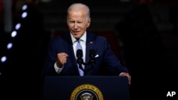 រូប​ឯកសារ៖ ប្រធានាធិបតី​សហរដ្ឋ​អាមេរិក​លោក Joe Biden ថ្លែង​នៅ​ខាង​ក្រៅ​សាល​ប្រវត្តិសាស្ត្រ Independence Hall ក្នុង​ទី​ក្រុង Philadelphia សហរដ្ឋ​អាមេរិក​ កាល​ពី​ថ្ងៃ​ទី​១ ខែ​កញ្ញា ឆ្នាំ​២០២២។