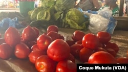 Tomate e repolho, produtos da cesta básica angolana, à venda num mercado em Luanda.